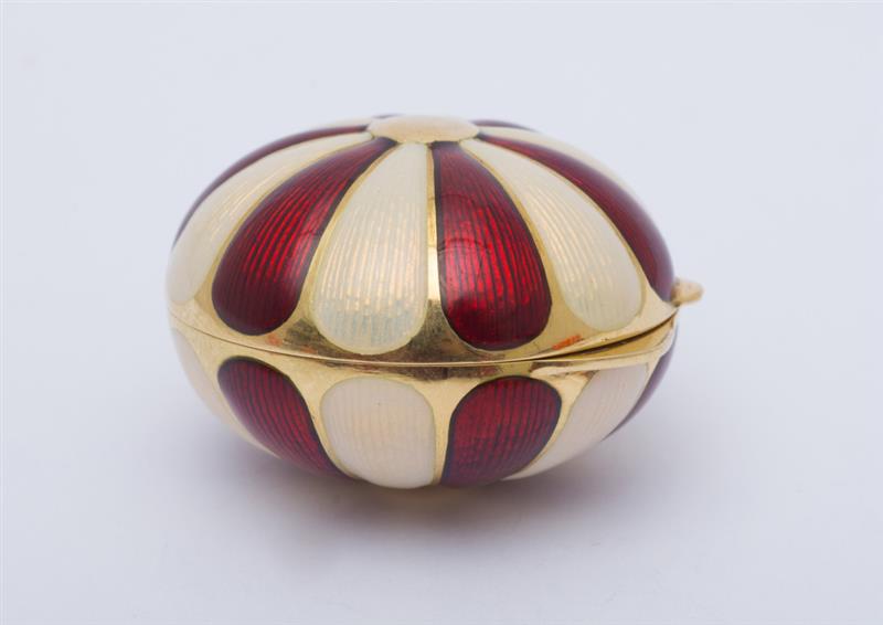 Appraisal: ITALIAN ENAMEL-MOUNTED K GOLD JOCKEY HAT PILL BOX RETAILED BY