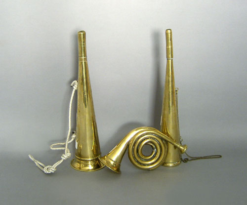 Appraisal: Three brass hunting horns largest