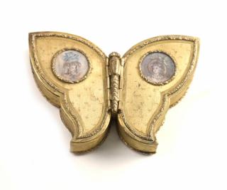 Appraisal: Butterfly Form Gilt Metal Box Butterfly form gilt metal box