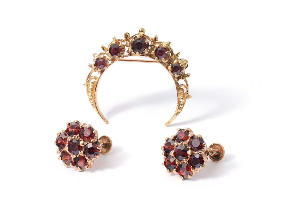 Appraisal: K GARNET BROOCH EARRING SET K yellow gold half moon