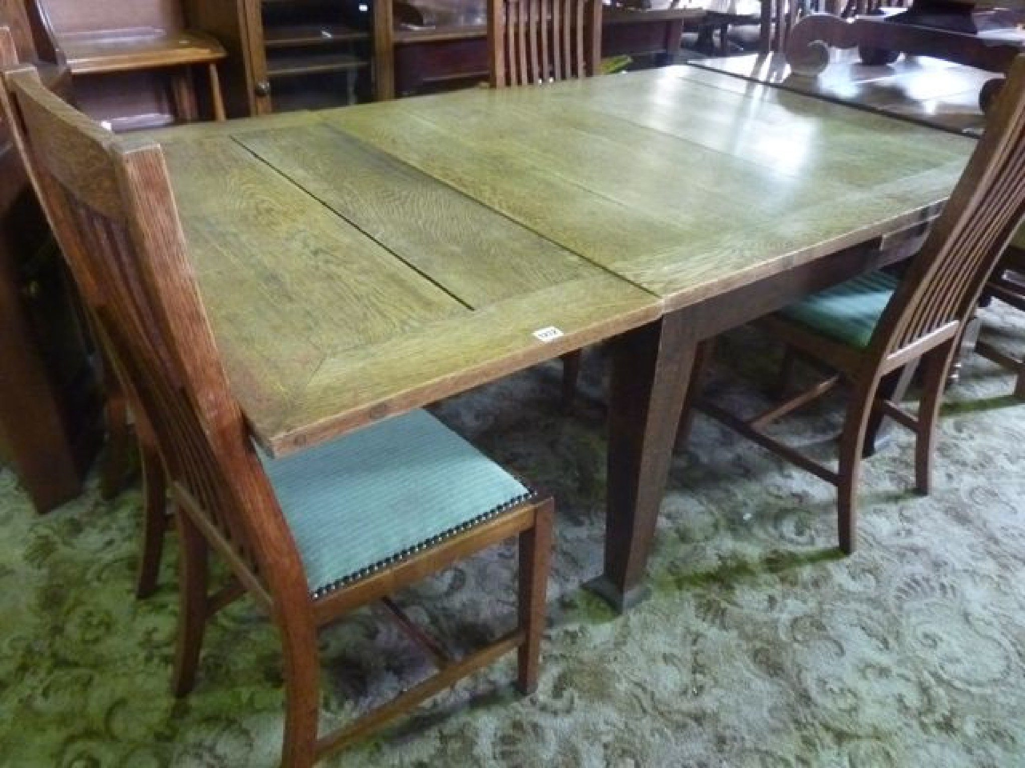 Appraisal: An Edwardian oak drawleaf dining table in the Arts Crafts