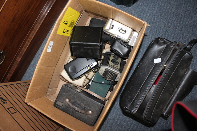 Appraisal: A QUANTITY OF MISCELLANEOUS CAMERAS to include Box Brownies etc