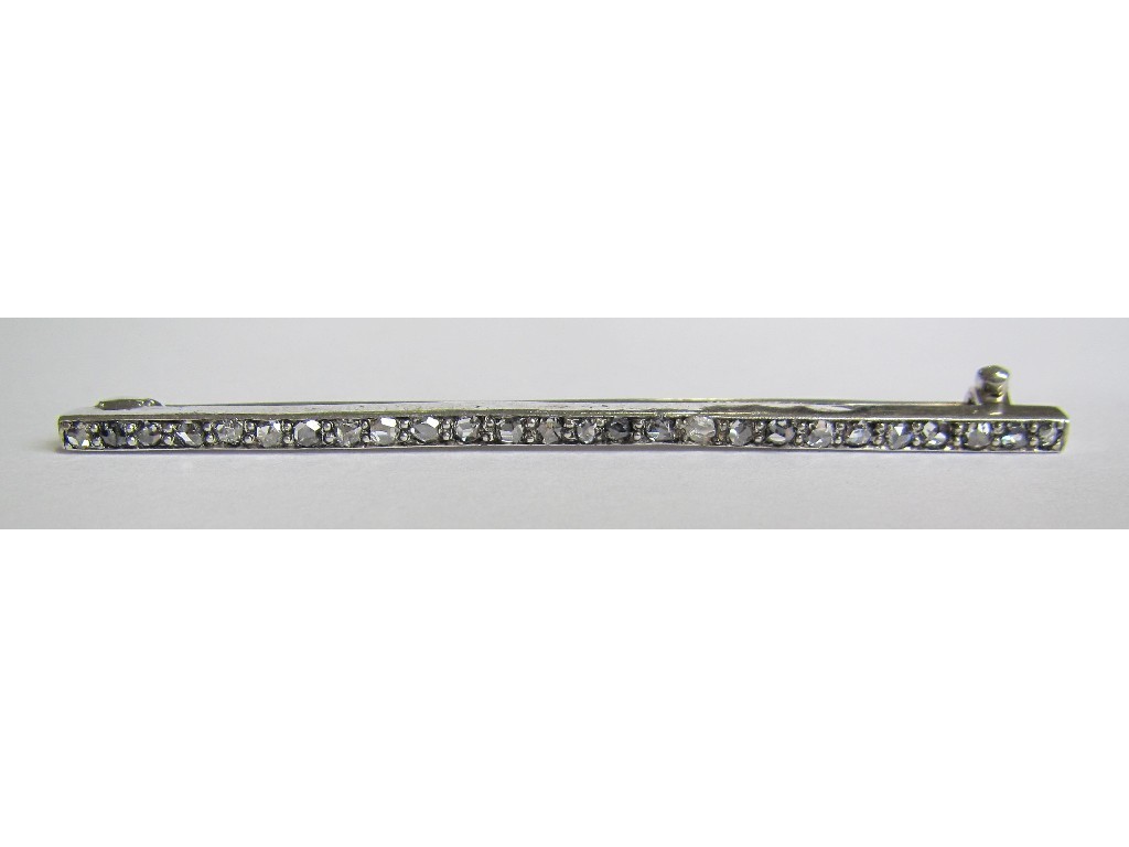 Appraisal: An Edwardian white metal diamond set bar brooch with a