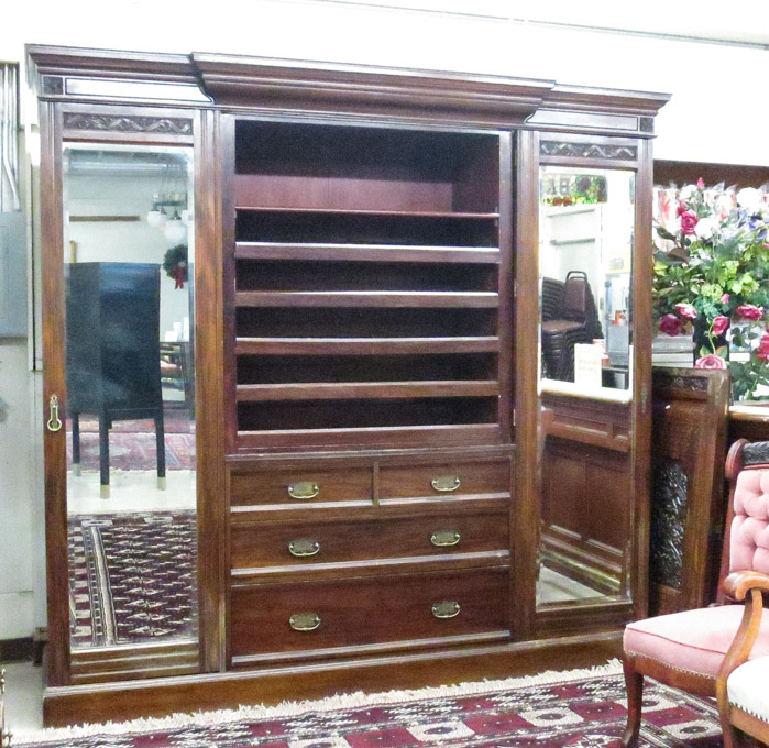 Appraisal: A LARGE EDWARDIAN MAHOGANY WARDROBE English c centering a pair