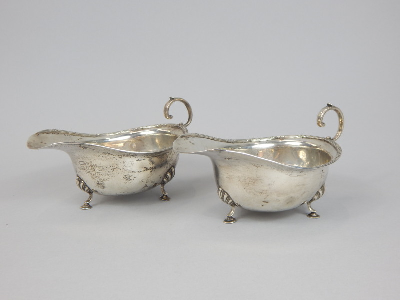 Appraisal: A pair of George V silver sauce boats each with