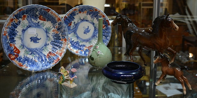 Appraisal: A collection of chinato include two Beswick horses a foal