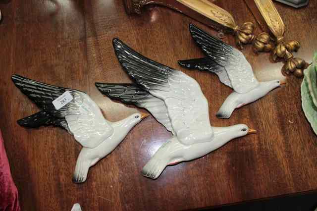 Appraisal: A GRADUATED SET OF THREE BESWICK SEAGULLS