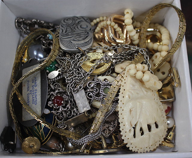 Appraisal: A SMALL QUANTITY OF COSTUME JEWELLERY to include a yellow