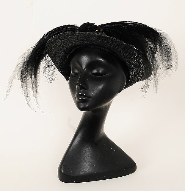 Appraisal: A vintage black hat with black stuffed bird with outstretched