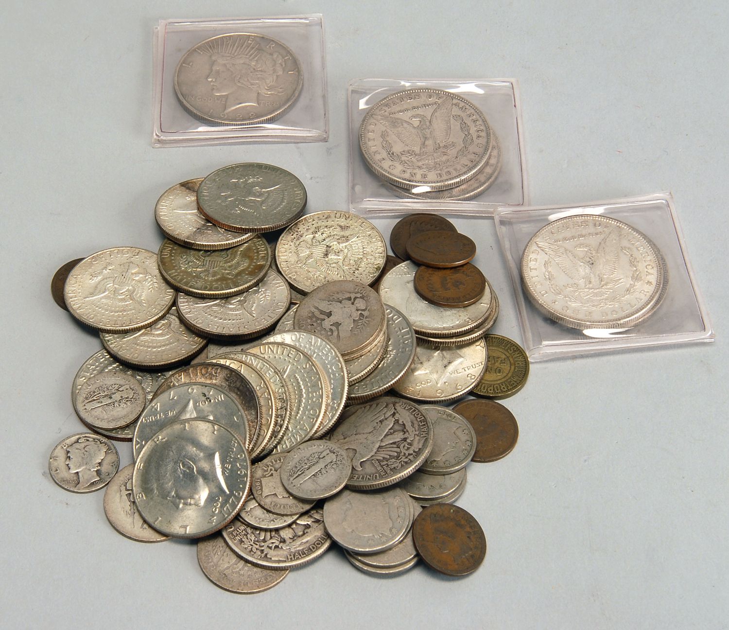 Appraisal: LOT OF UNITED STATES COINS Includes four Morgan silver dollars