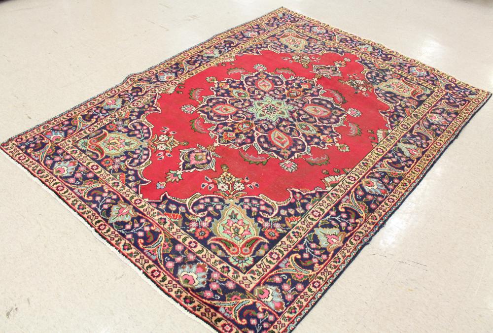 Appraisal: HAND KNOTTED PERSIAN CARPET central floral medallion design on plain