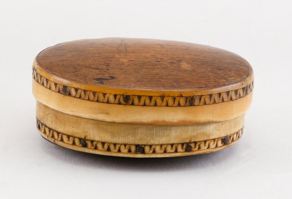 Appraisal: ENGLISH CEDAR AND HORN SNUFF BOX TH TH CENTURY LENGTH