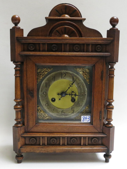 Appraisal: AN OAK CASE MANTEL CLOCK German c having a spring