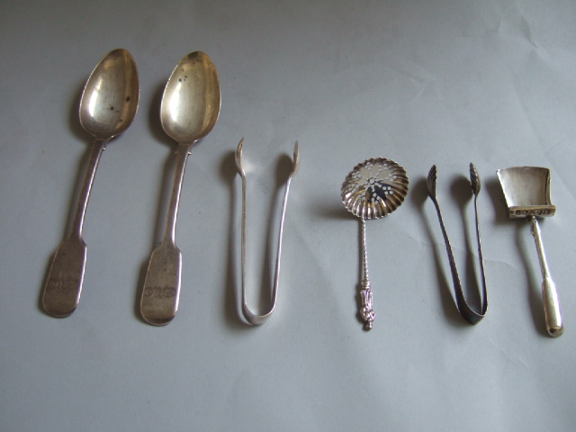 Appraisal: Silver comprising two fiddle pattern dessert spoons a sugar sifting