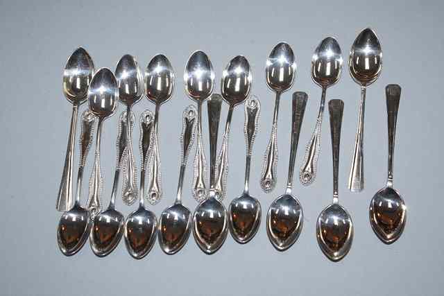 Appraisal: A SET OF TWELVE FIDDLE AND THREAD PATTERN TEASPOONS Sheffield