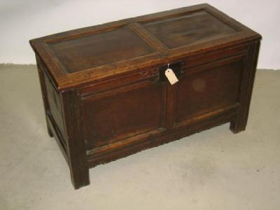 Appraisal: AN OAK PANELLED COFFER with moulded edged hinged lid the