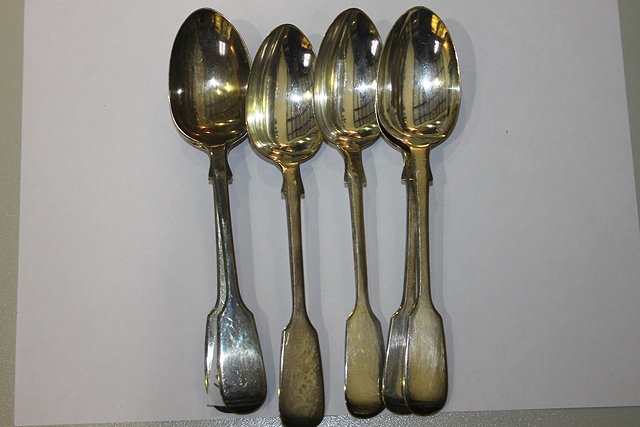 Appraisal: A SET OF SIX FIDDLE PATTERN SILVER TEA SPOONS London