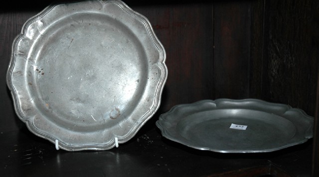 Appraisal: A PAIR OF TH CENTURY PEWTER PLATES Each of shaped