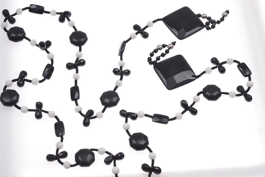 Appraisal: A BLACK AND WHITE ONYX BEAD NECKLACE A BLACK AND