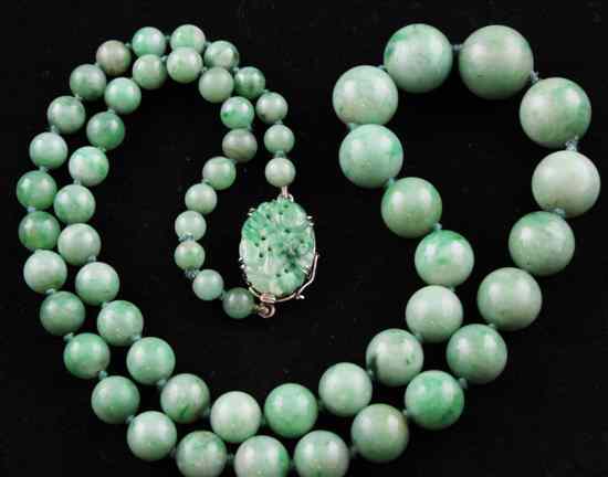 Appraisal: A graduated jadeite bead necklace with white gold carved jadeite