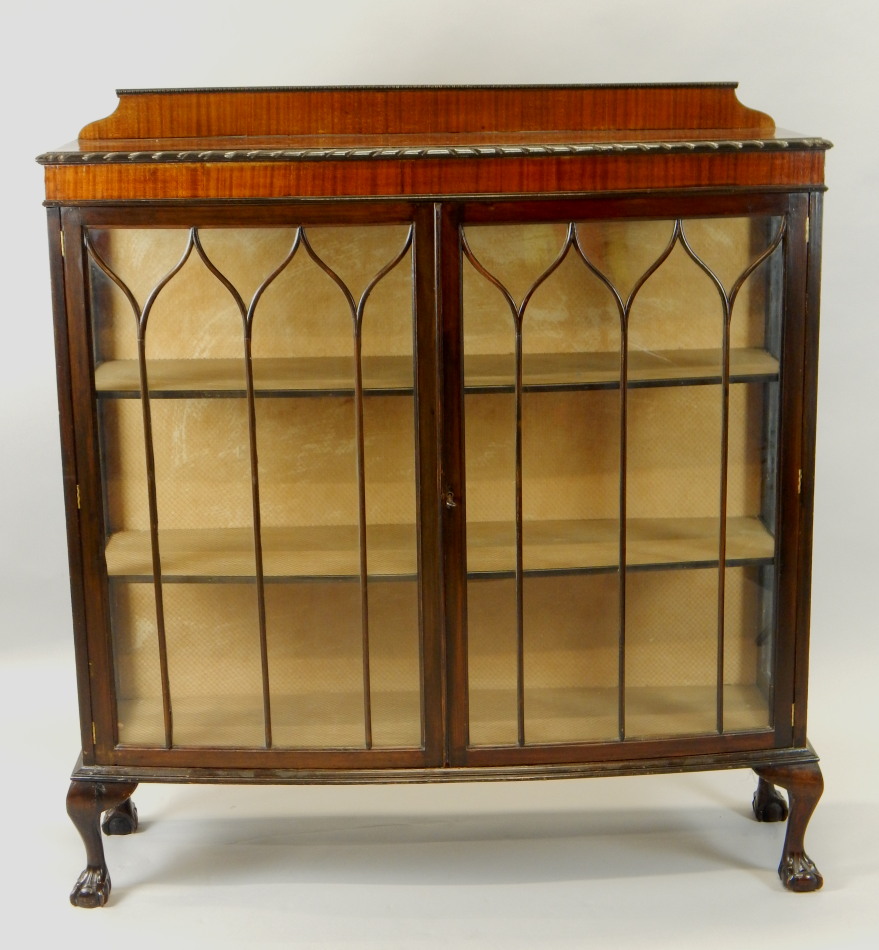 Appraisal: An early thC mahogany bow fronted display cabinet the top