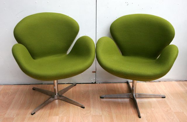 Appraisal: A pair of swan chairs in chrome and green fabric