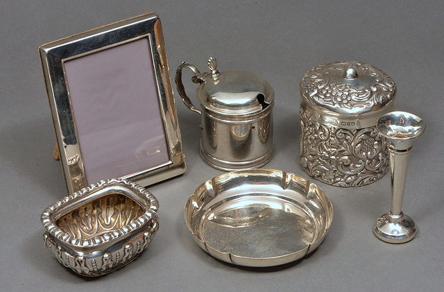 Appraisal: AN EDWARDIAN SILVER CIRCULAR STRING BOX with pressed foliate decoration