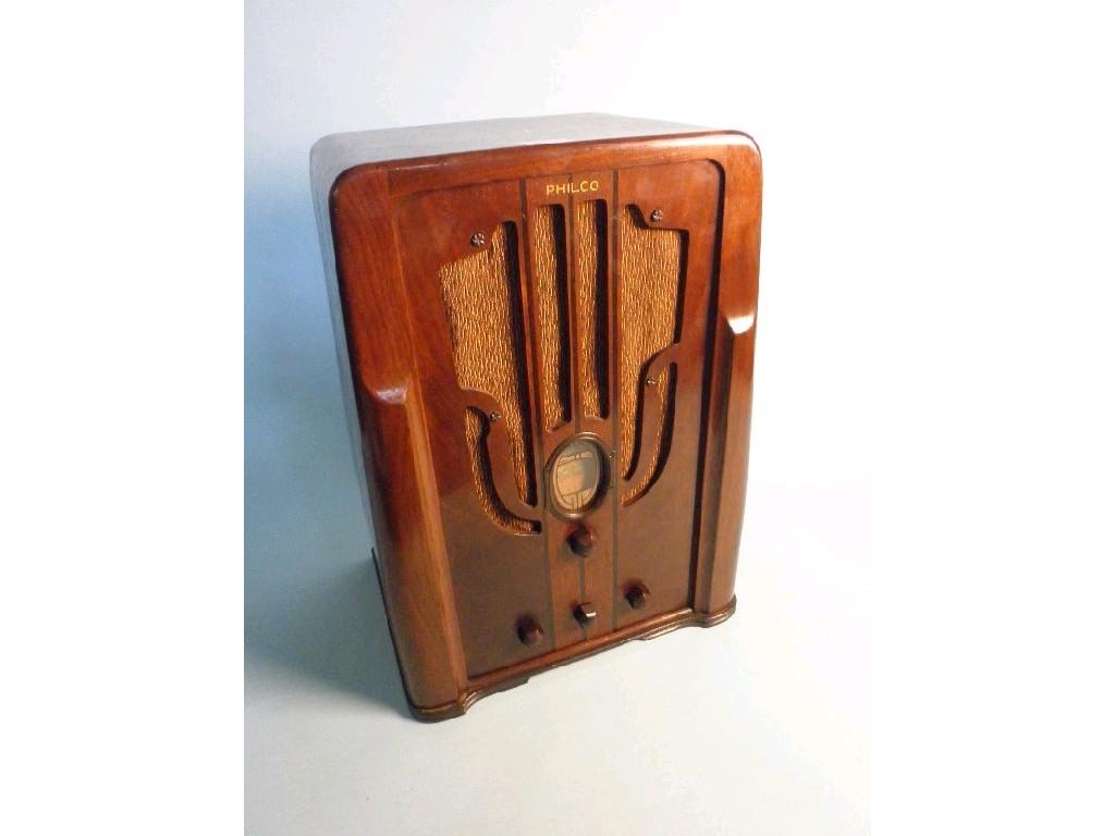 Appraisal: A Philco Art Deco style radio in a walnut case