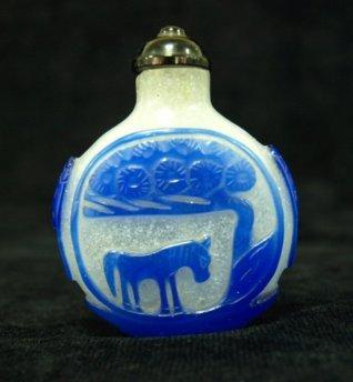 Appraisal: An early th Century Chinese cameo glass scent bottle decorated