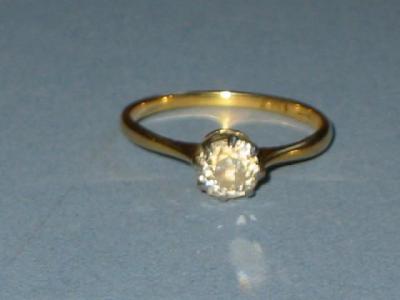 Appraisal: A SINGLE STONE DIAMOND RING with brilliant cut stone claw