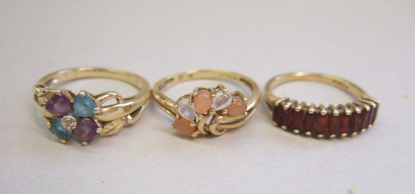 Appraisal: A ct gold and baguette garnet set half hoop ring