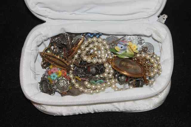 Appraisal: A COLLECTION OF MISCELLANEOUS JEWELLERY including a ct gold brooch