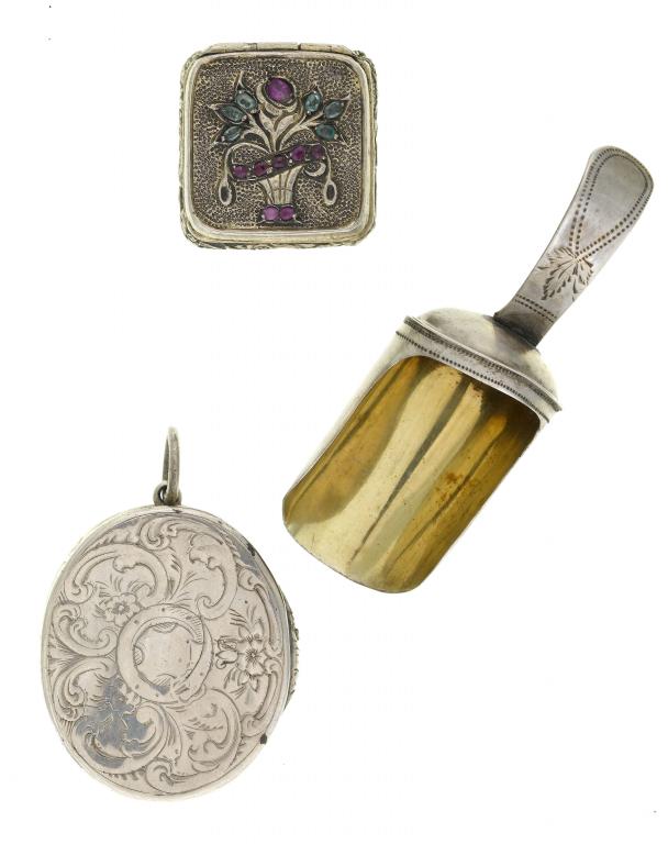 Appraisal: A VICTORIAN SILVER OVAL VINAIGRETTE engraved with flowers and scrolls