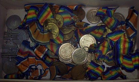 Appraisal: A large quantity of Victory Medals and sundry WWII medals