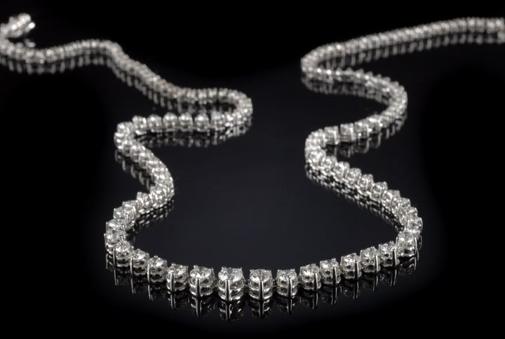 Appraisal: Delicate Fourteen-Karat White Gold and Diamond Necklace composed of carats