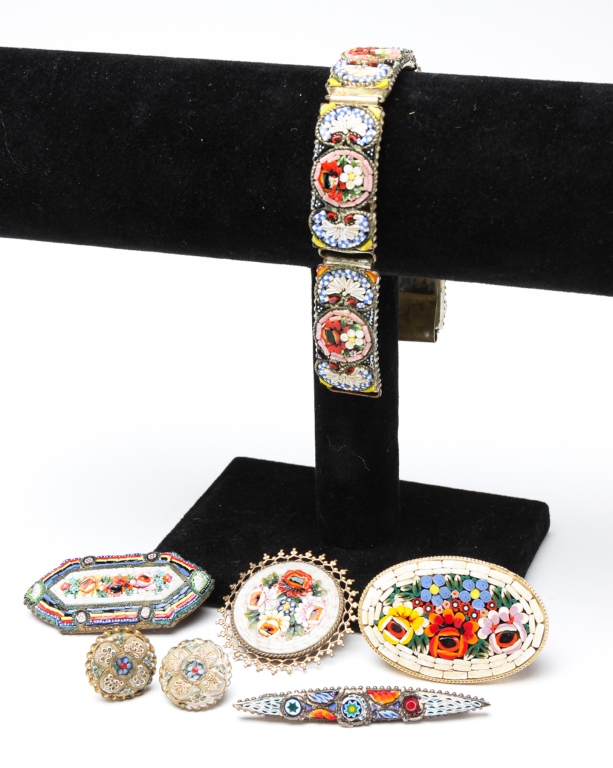 Appraisal: Italy early - mid th century Six pieces with floral