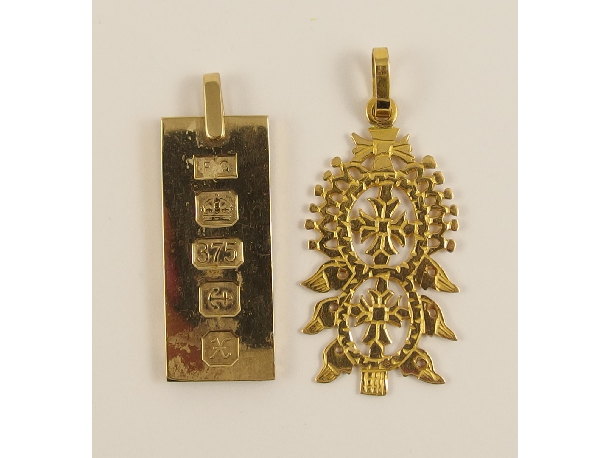 Appraisal: A ct ingot pendant and a yellow metal pendant