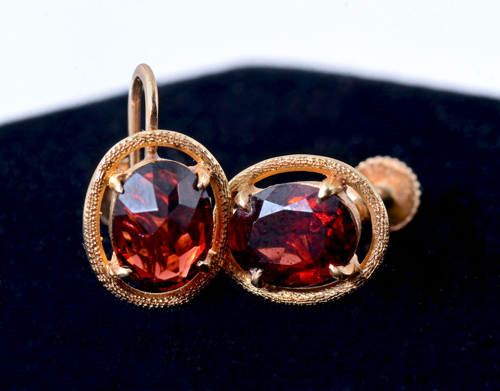 Appraisal: K GARNET EARRINGS CTW garnets are simply set into a