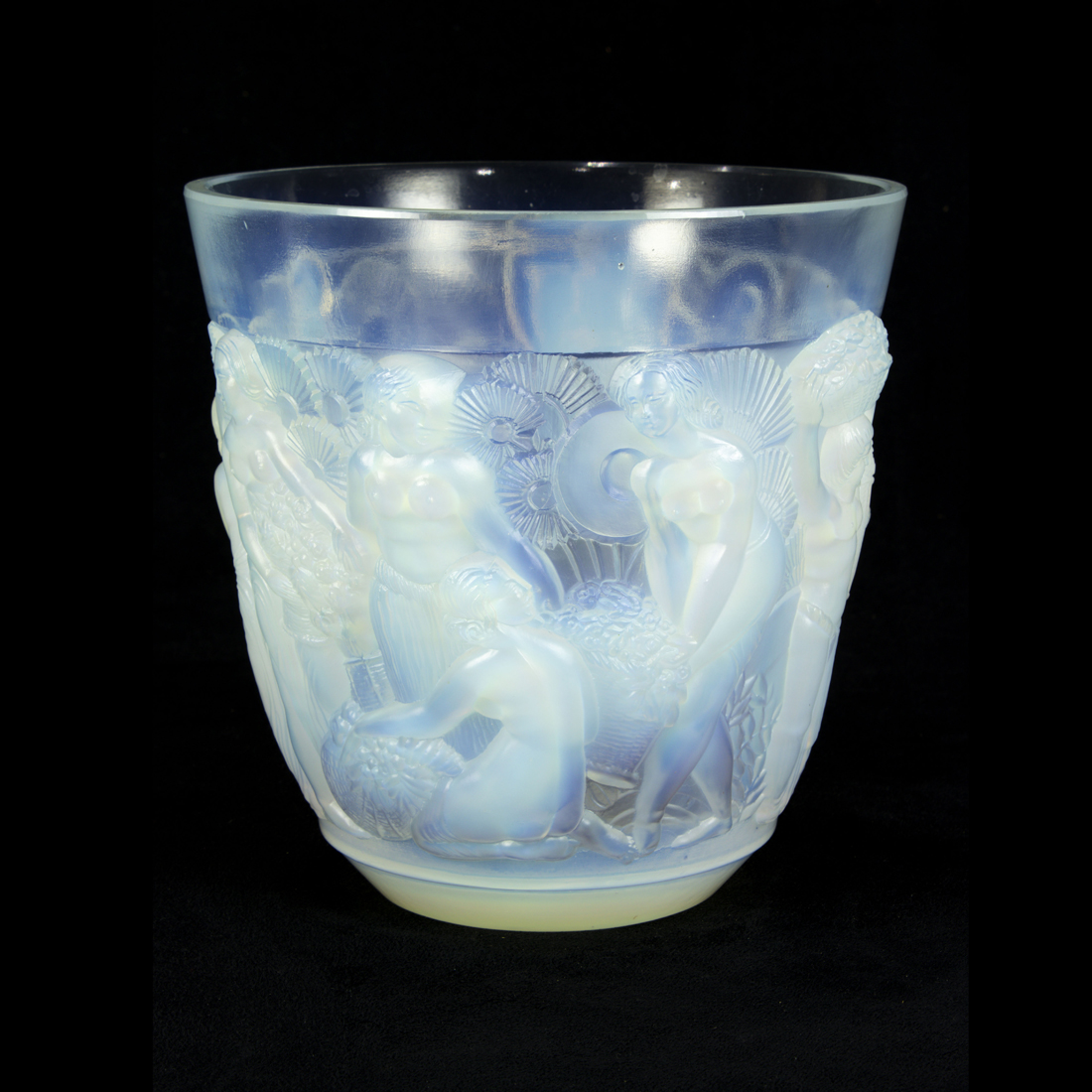 Appraisal: A SABINO OPALESCENT GLASS VASE A Sabino opalescent glass vase