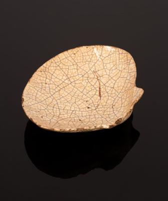 Appraisal: A Chinese shell-shaped Ge type porcelain dish with fine brown