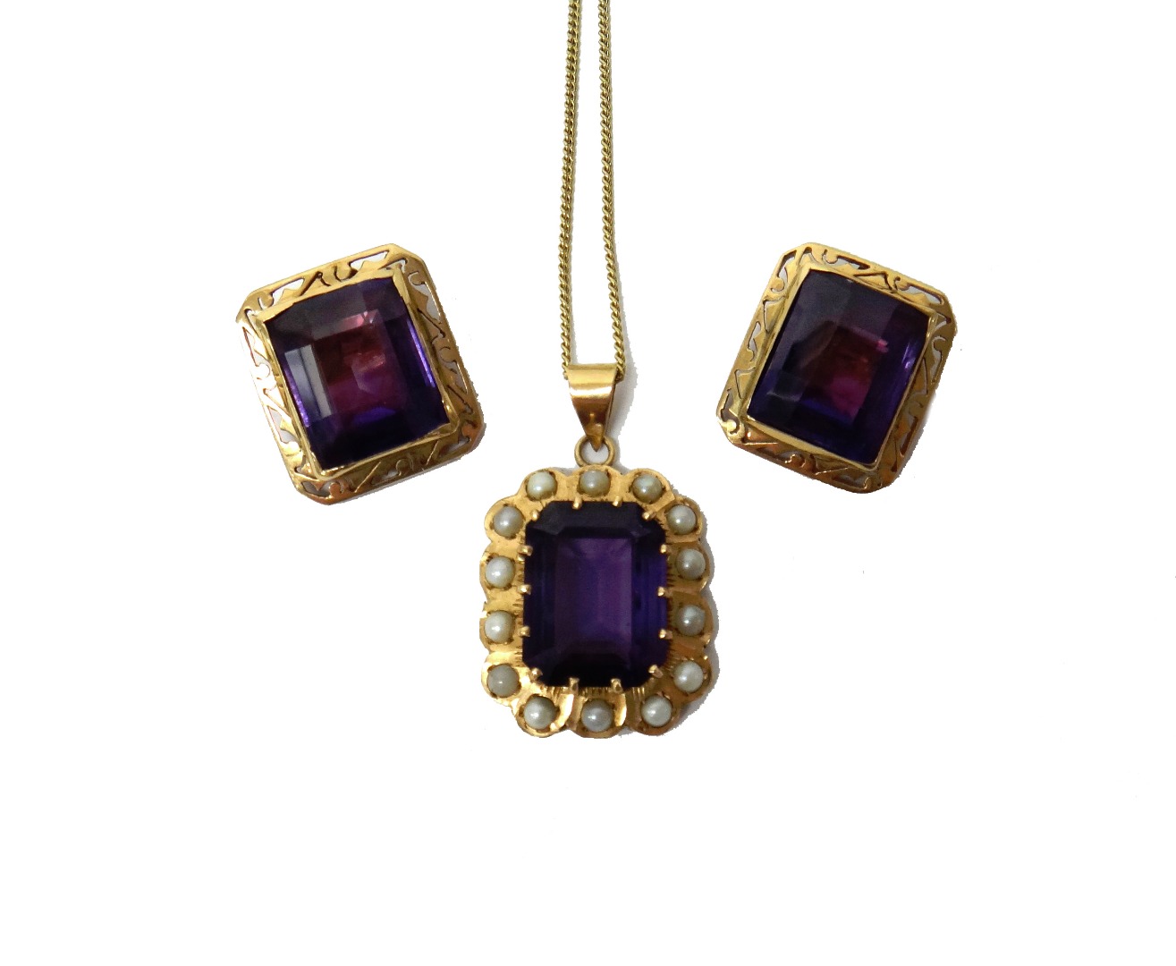 Appraisal: A gold and synthetic corundum imitating alexandrite and cultured pearl