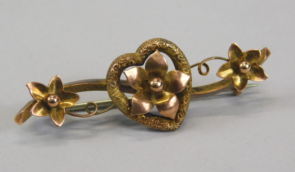 Appraisal: A Victorian ct gold bar brooch in the sweetheart style