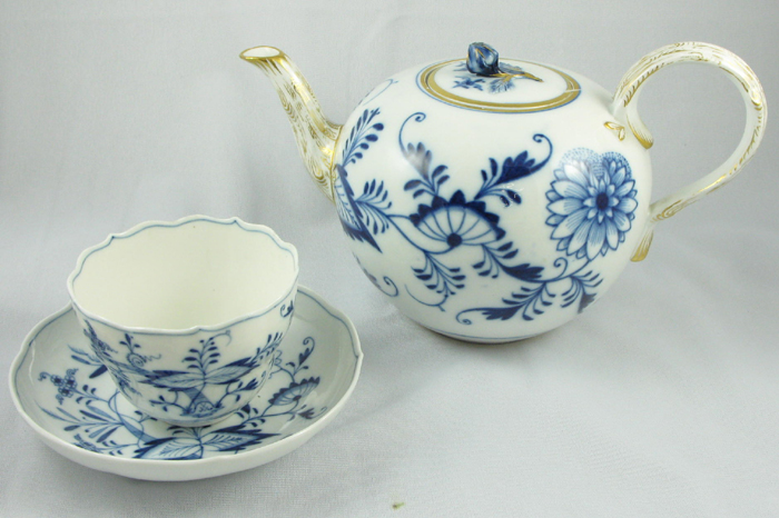 Appraisal: A MEISSEN BLUE ONION PORCELAIN TEA SET service for pieces