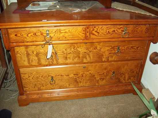 Appraisal: A FOUR DRAWER VICTORIAN CHEST OF DRAWERS