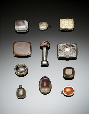 Appraisal: An early th century Scottish silver-gilt mounted agate vinaigrette unmarked