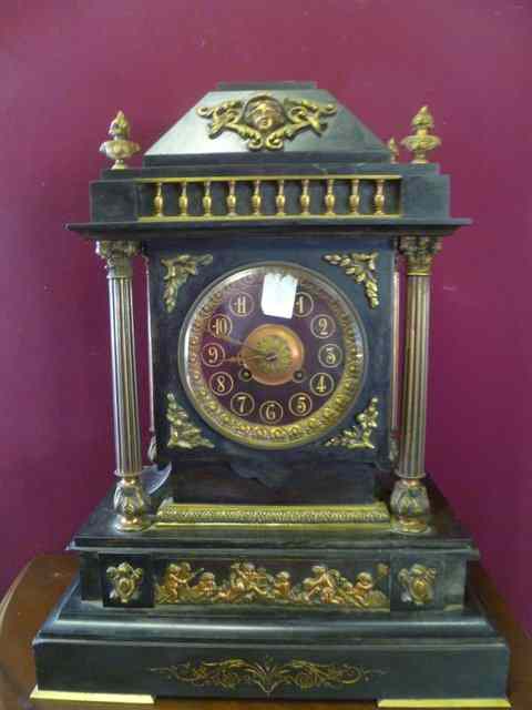 Appraisal: A VICTORIAN BLACK SLATE MANTEL CLOCK with brass columns and