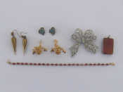 Appraisal: A mixed lot of jewels including a paste set bow