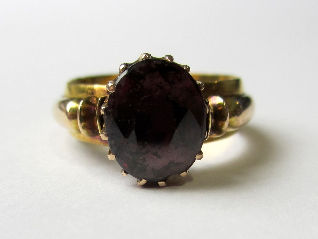 Appraisal: A twenty two carat gold ruby single stone ring with