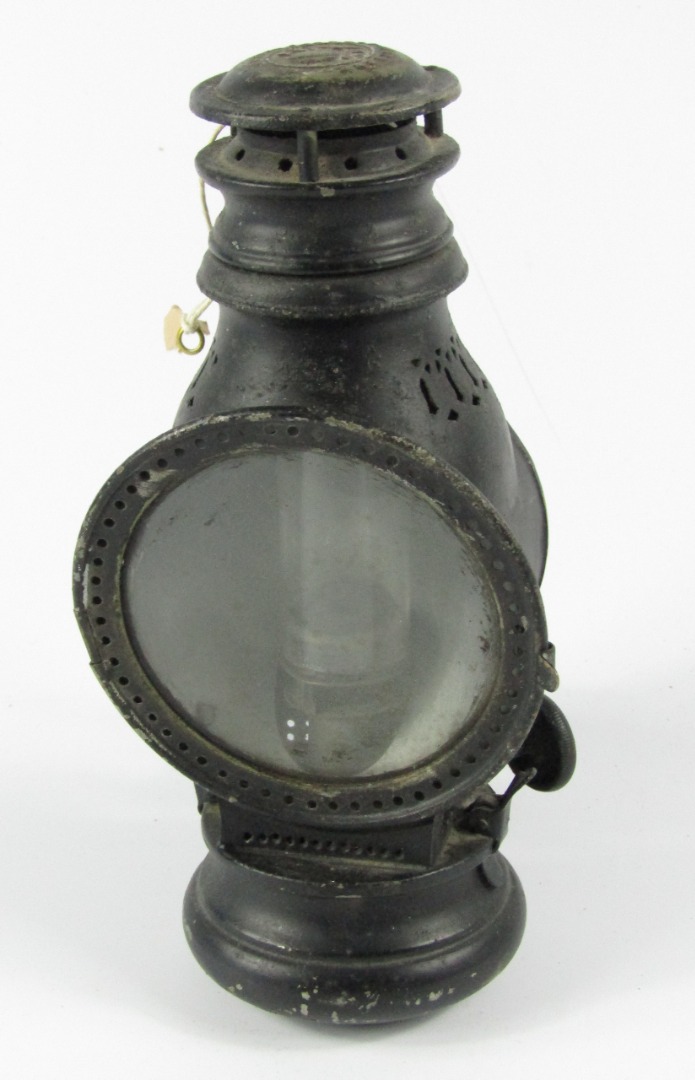 Appraisal: A carbine steam traction engine lamp with mounting post