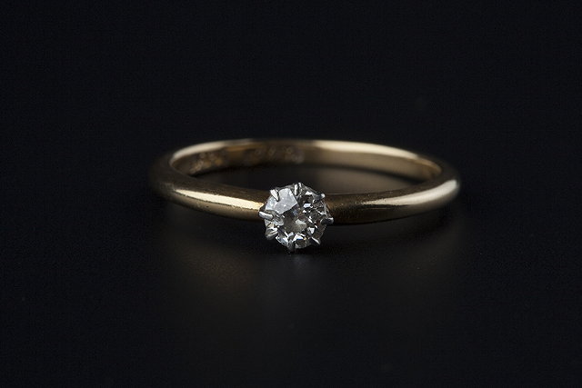 Appraisal: A DIAMOND SINGLE STONE RING the old-cut diamond in eight-claw